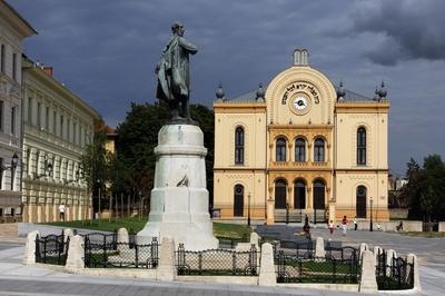 Pécs - Kossuth tér és a Zsinagóga-stock-foto