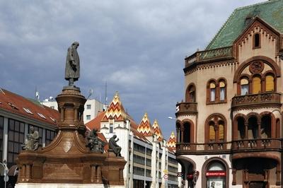 Pécs - Zsolnay Vilmos szobor-stock-foto