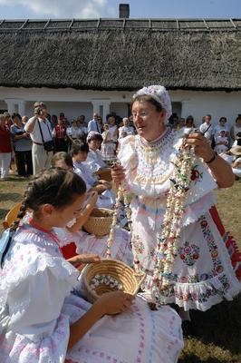 Matyó lakodalom Szentistvánon-stock-foto