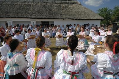 Matyó lakodalom Szentistvánon-stock-foto