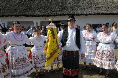 Matyó lakodalom Szentistvánon-stock-foto