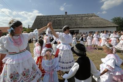 Matyó lakodalom Szentistvánon-stock-foto