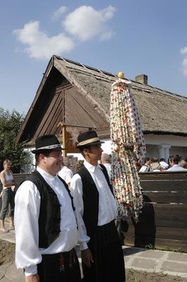 Matyó lakodalom Szentistvánon-stock-foto