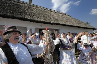 Matyó lakodalom Szentistvánon-stock-foto
