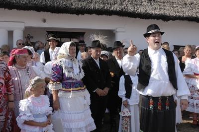 Matyó lakodalom Szentistvánon-stock-foto