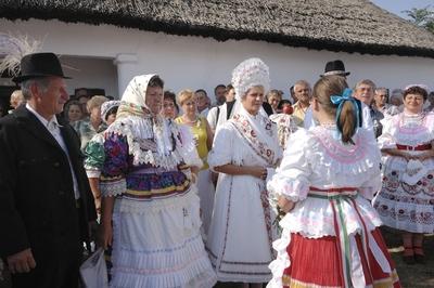 Matyó lakodalom Szentistvánon-stock-foto