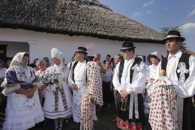 Matyó lakodalom Szentistvánon-stock-foto