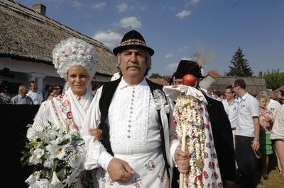 Matyó lakodalom Szentistvánon-stock-foto