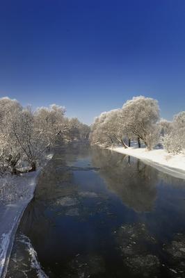 Téli zúzmarával borított táj a Sajó folyónál-stock-photo