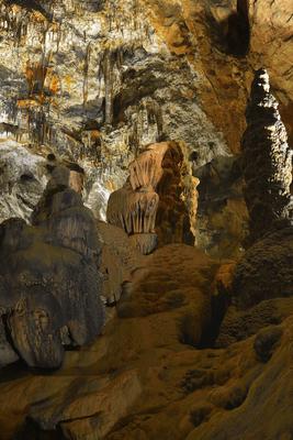 Aggteleki-cseppkőbarlang-stock-foto