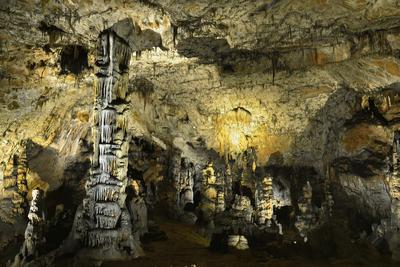 Aggteleki-cseppkőbarlang-stock-foto