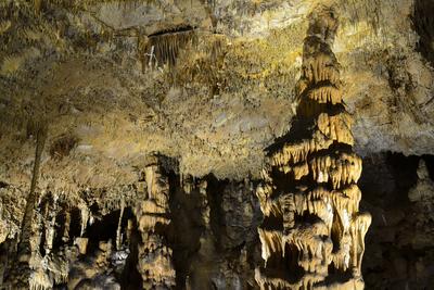 Aggteleki-cseppkőbarlang-stock-photo