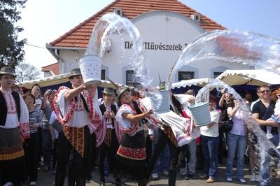Húsvéti locsolkodás Mezőkövesden-stock-foto