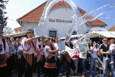 Húsvéti locsolkodás Mezőkövesden-stock-foto