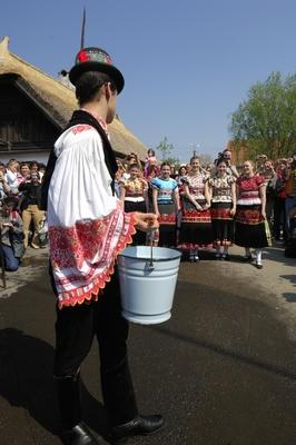 Húsvéti locsolkodás Mezőkövesden-stock-foto
