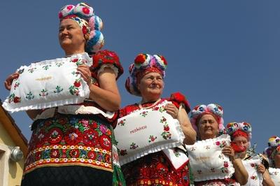 Matyó népviseletbe öltözött asszonyok-stock-foto