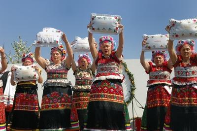Matyó népviseletbe öltözött asszonyok-stock-foto