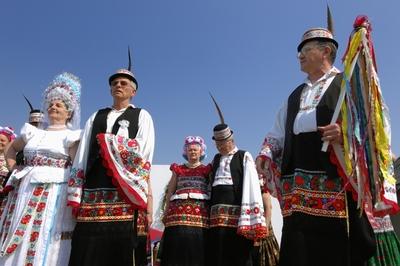 Matyó népviseletbe öltözött asszonyok és férfiak-stock-foto
