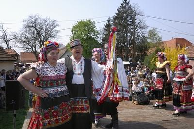 Matyó népviseletbe öltözött asszonyok és férfiak-stock-foto