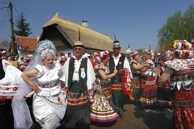 Matyó népviseletbe öltözött asszonyok és férfiak-stock-foto