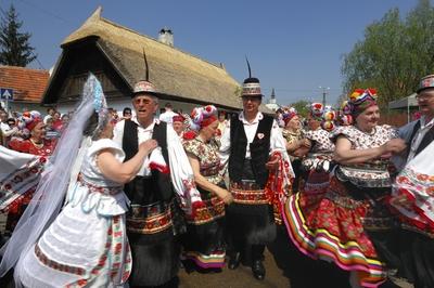 Matyó népviseletbe öltözött asszonyok és férfiak-stock-foto