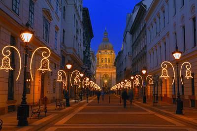 Budapest, díszkivilágítás a Zrínyi utcában-stock-foto