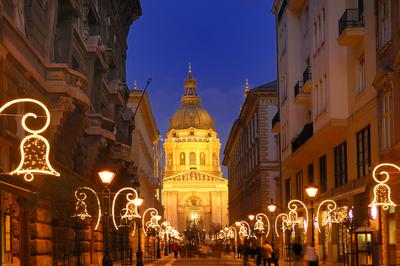 Budapest, díszkivilágítás a Zrínyi utcában-stock-foto