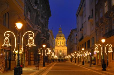 Budapest, díszkivilágítás a Zrínyi utcában-stock-foto