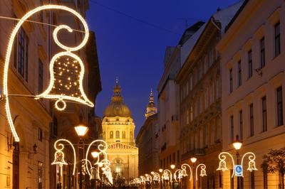 Budapest, díszkivilágítás a Zrínyi utcában-stock-foto