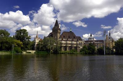 A Városligeti tó és a Vajdahunyad vára-stock-foto