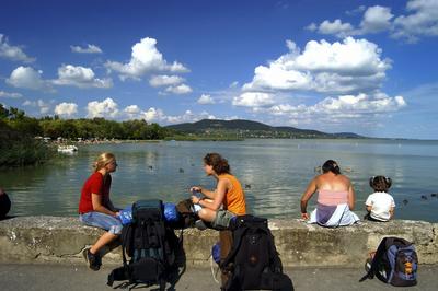 Kirándulók a badacsonyi mólón-stock-foto