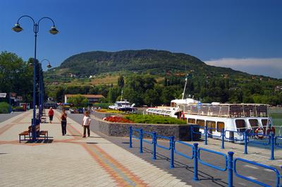 A Badacsony látképe a kikötőből-stock-photo