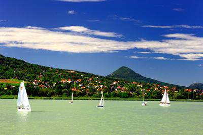 Vitorlások a Balatonon-stock-foto