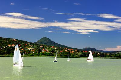 Vitorlások a Balatonon-stock-foto