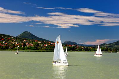 Vitorlások a Balatonon-stock-foto