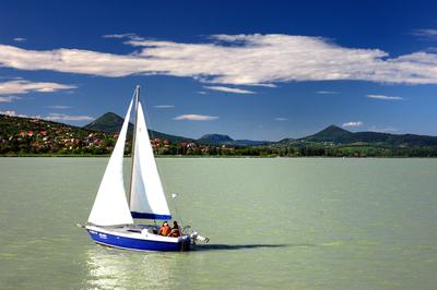 Vitorlás a Balatonon-stock-foto