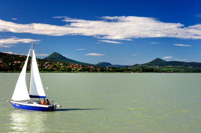 Vitorlás a Balatonon-stock-foto