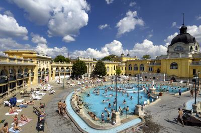 Budapest - Széchenyi gyógyfürdő-stock-photo