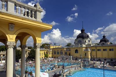 Budapest - Széchenyi gyógyfürdő-stock-photo