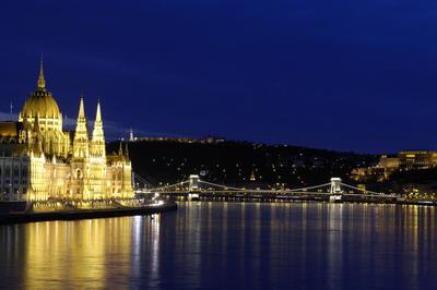 Budapest, a Parlament és a Lánchíd-stock-foto