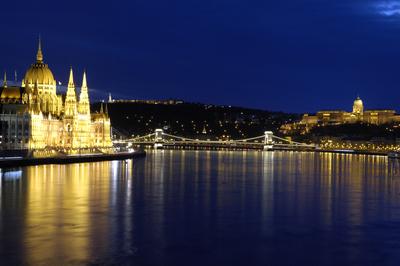 Budapest, a Parlament és a Lánchíd-stock-foto