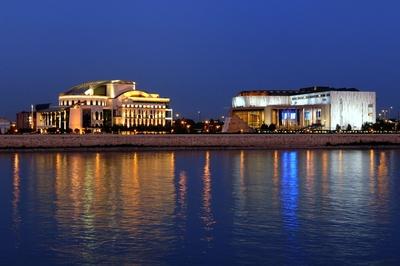 Budapest, a Nemzeti Színház és a Művészetek Palotája-stock-foto