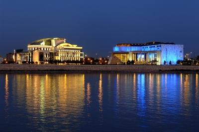 Budapest, a Nemzeti Színház és a Művészetek Palotája-stock-foto
