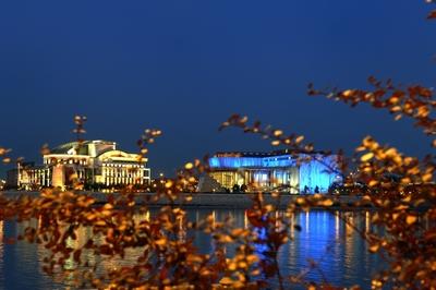 Budapest, a Nemzeti Színház és a Művészetek Palotája-stock-foto