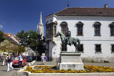 Budapest, Hadik András lovasszobra és a Mátyás-templom-stock-foto
