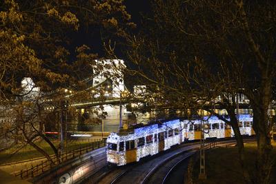 Budapest, karácsonyi fényvillamos-stock-foto