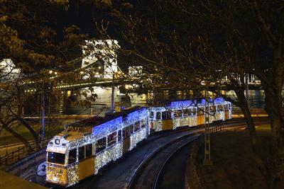 Budapest, karácsonyi fényvillamos-stock-foto