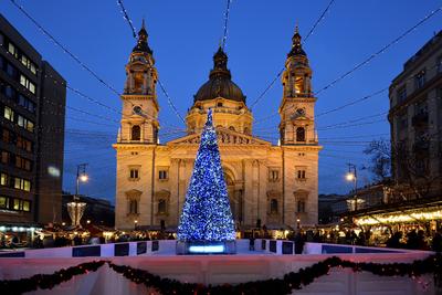 Karácsonyi díszkivilágítás a Bazilika előtti téren-stock-foto