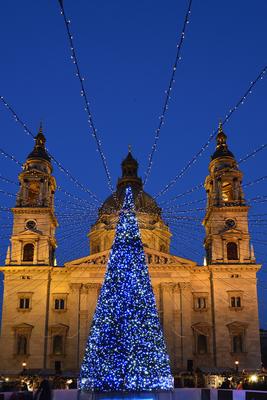 Karácsonyi díszkivilágítás a Bazilika előtti téren-stock-foto