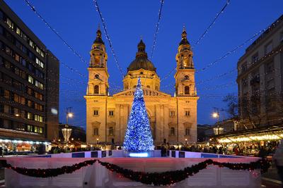 Karácsonyi díszkivilágítás a Bazilika előtti téren-stock-foto